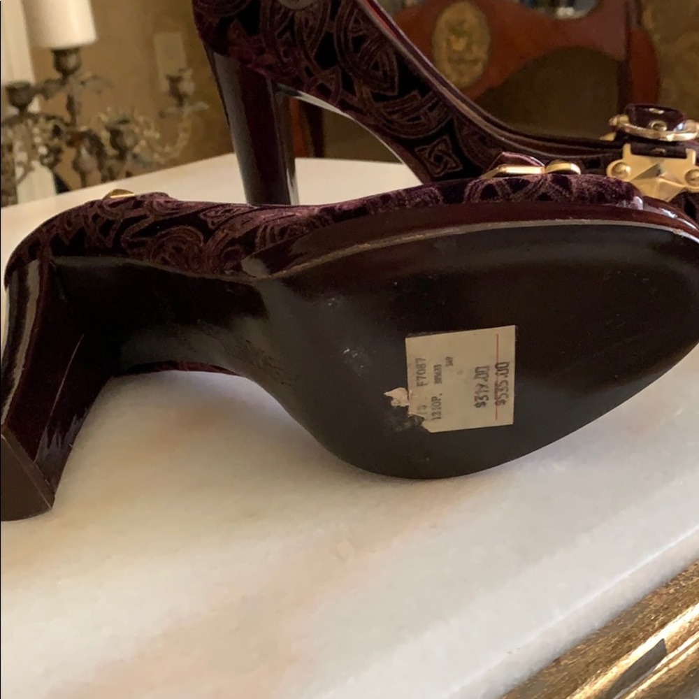 👠 - Picture 2 of 3